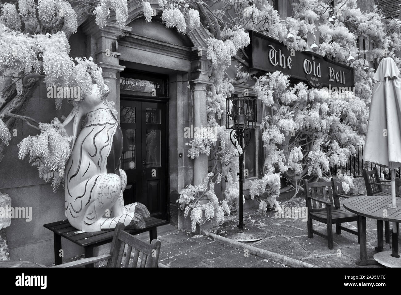 La Old Bell Hotel a Malmesbury, Wiltshire in bianco e nero. In inghilterra il più antico, e alcuni dicono più ossessionato, hotel. Foto Stock