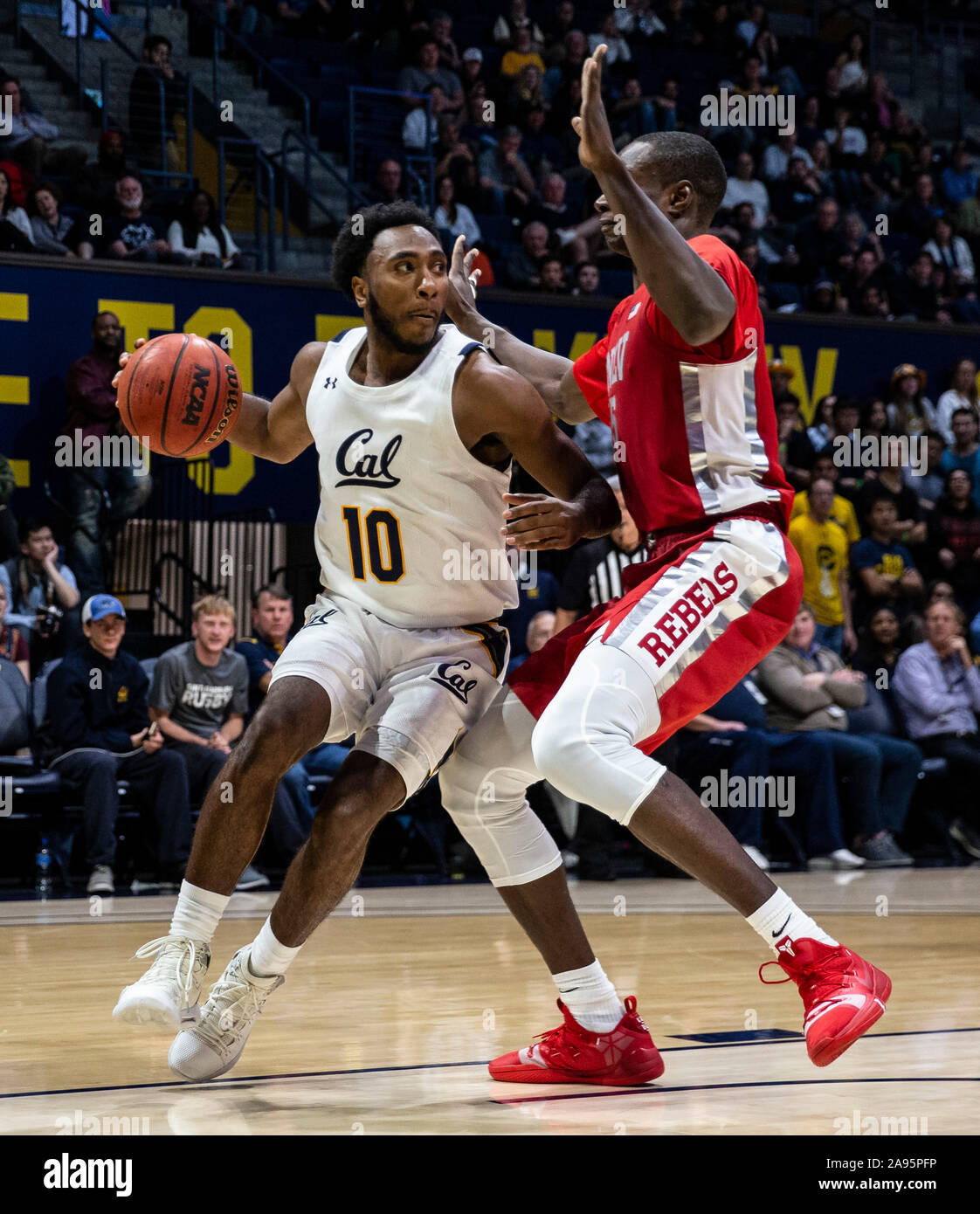 Nov 12 2019 Berkeley, CA U.S.A. Protezione californiano Kareem Sud (10) cerca di passare la palla durante il NCAA di pallacanestro degli uomini di gioco tra UNLV Runnin ribelli e la California Golden Bears 79-75 le ore di lavoro straordinario vincere a Hass Pavilion Berkeley in California Thurman James / CSM Foto Stock