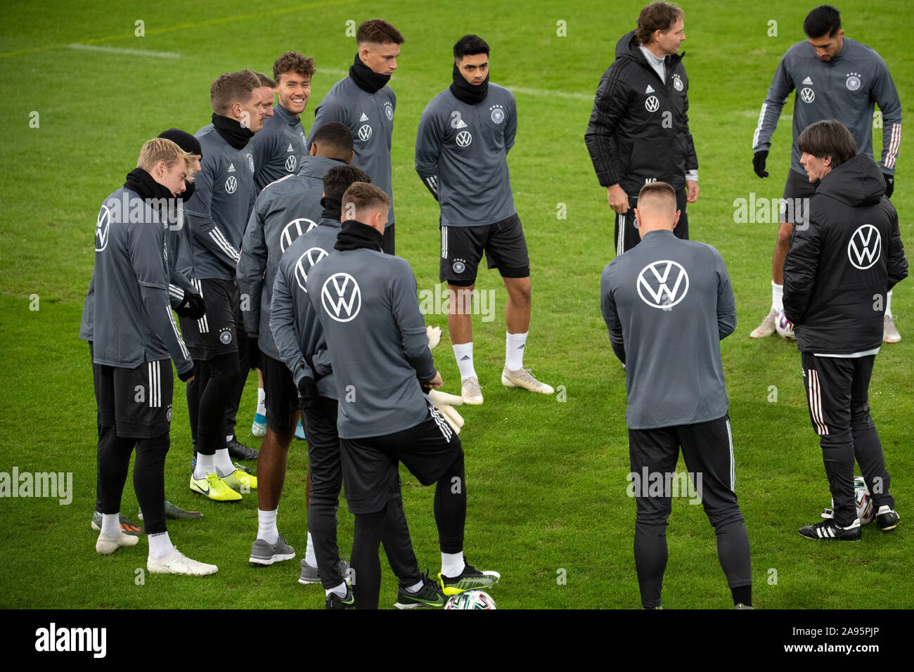 Dusseldorf, Germania. Xiii Nov, 2019. Calcio: squadra nazionale, prima di qualificazioni del Campionato Europeo contro la Bielorussia e l'Irlanda del Nord: Joachim Löw (r), allenatore nazionale parla ai suoi giocatori nel gioco Merkur arena. Il team si prepara a Düsseldorf per il Campionato Europeo di qualificazione sul gioco 16.11.2019 in Mönchengladbach contro la Bielorussia. Credito: dpa picture alliance/Alamy Live News Foto Stock