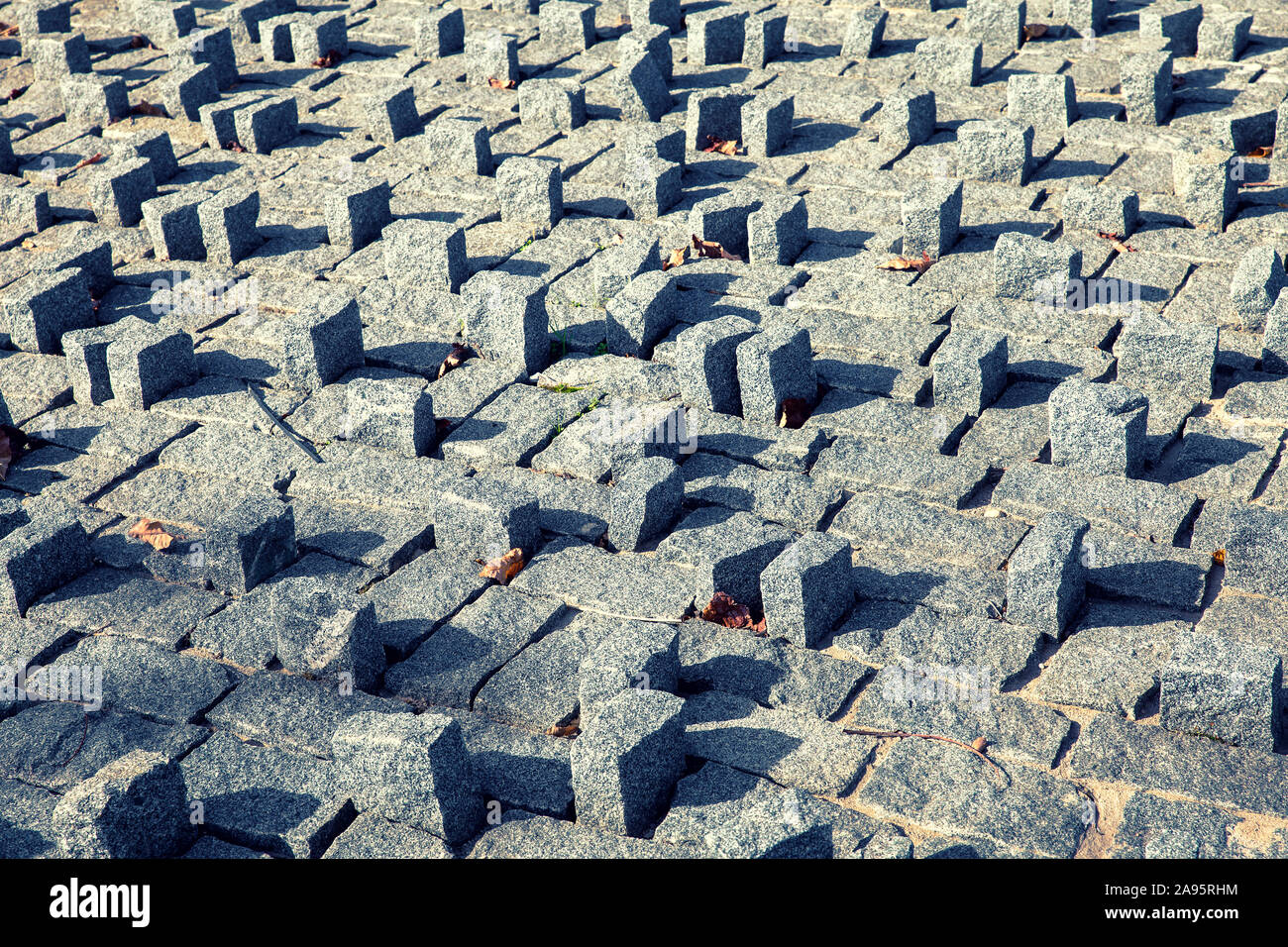 Piccoli blocchi di granito sovrapposti verticalmente e orizzontalmente Foto Stock