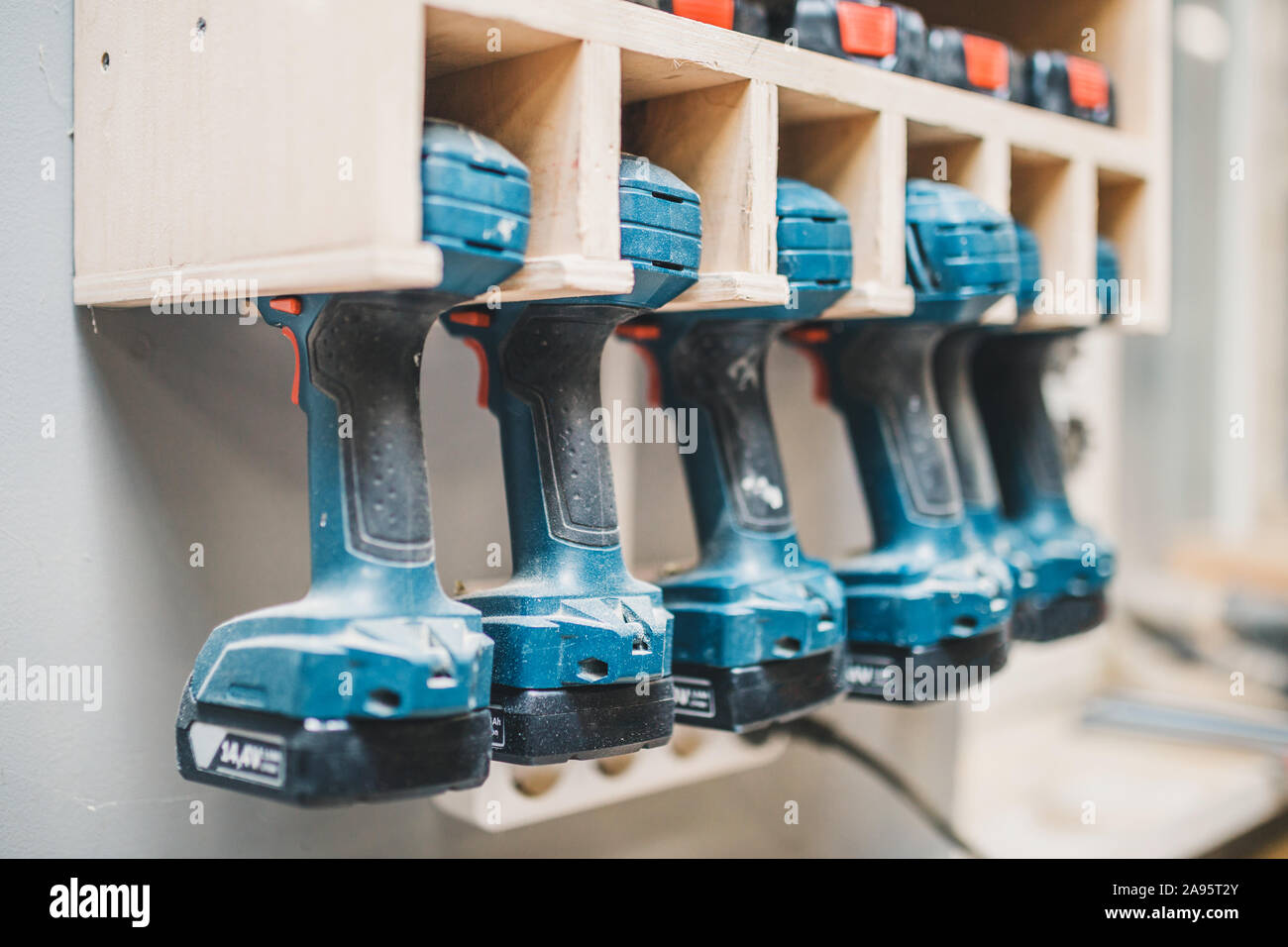 Laboratorio di falegnameria - un sacco di cacciaviti e power tools Foto Stock
