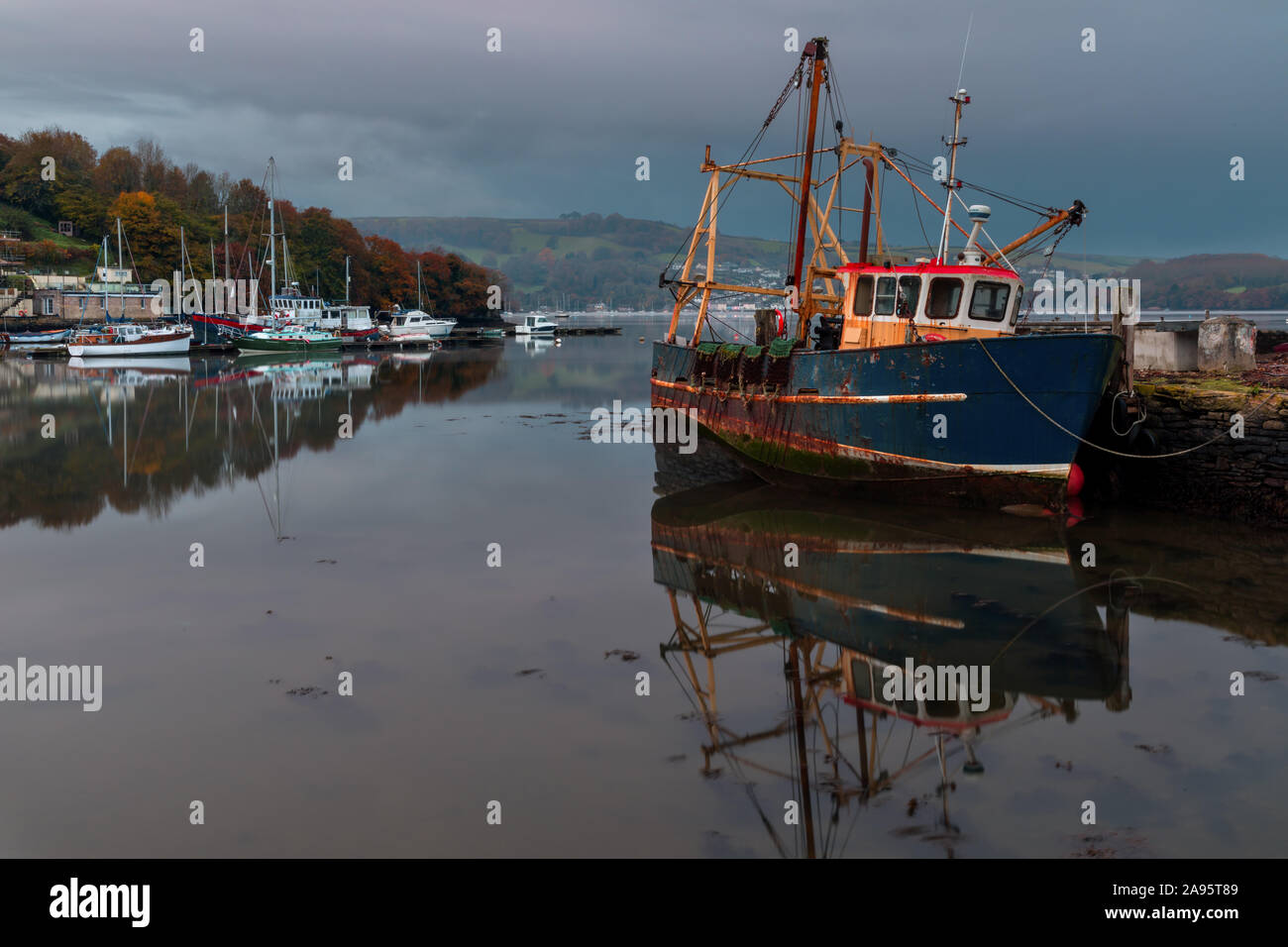 Alba a Dartside Quay, su Galmpton Creek, parte del fiume Dart estuario, vicino a Paignton, su nuvoloso, umido del mattino, con bellissimi riflessi. Foto Stock