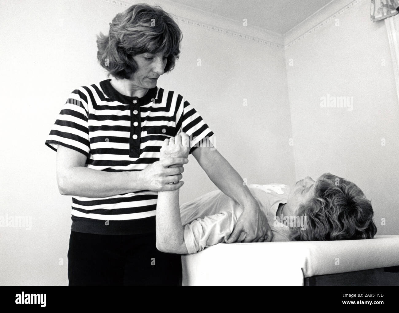 Fisioterapia per la RSI sofferente, centro benessere, West Bridgford Notts UK Jan 1995 Foto Stock