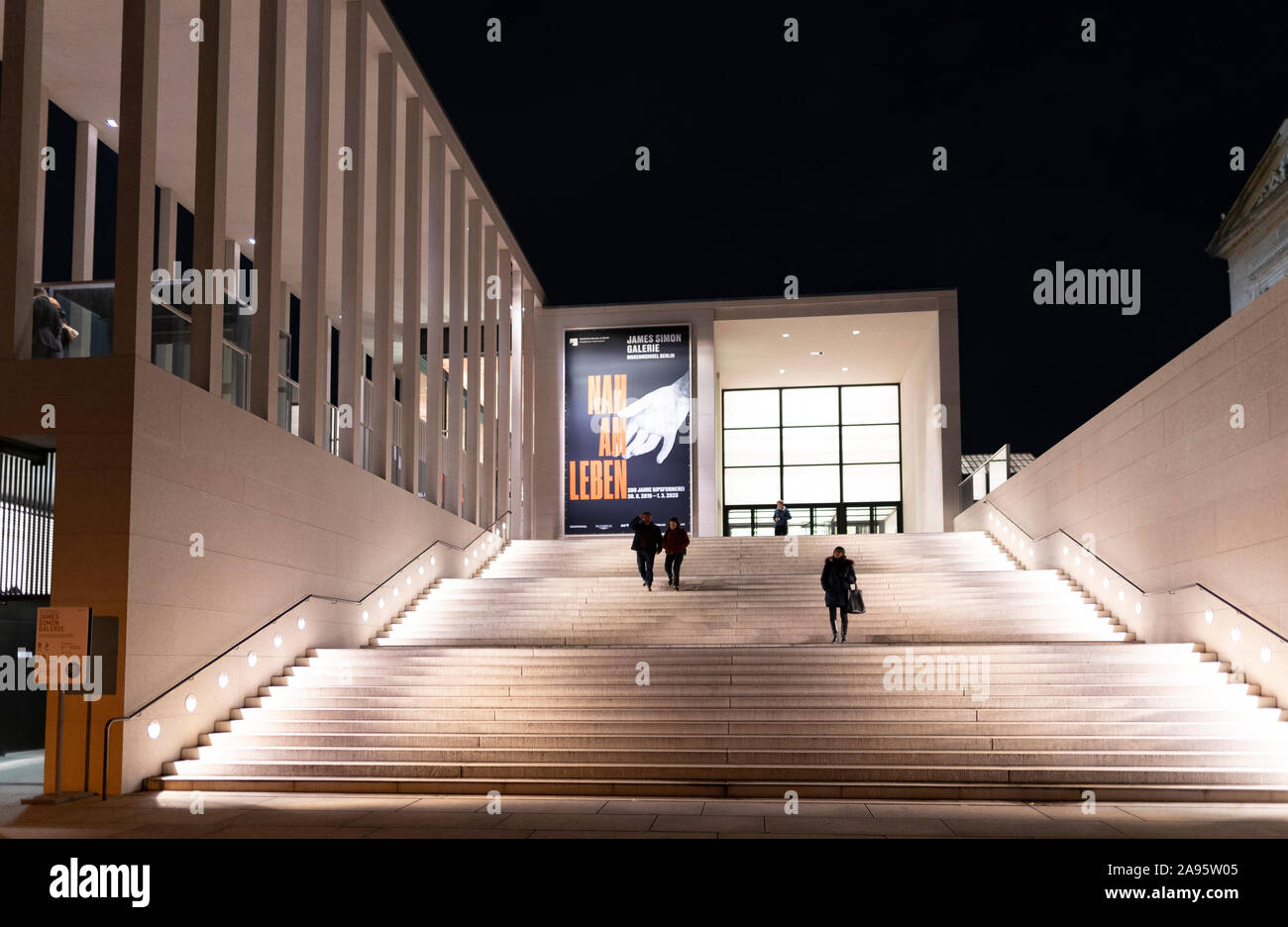 Vista notturna di esteriore di James Simon Galerie presso il Museo Island , Museumsinsel nel quartiere Mitte di Berlino, Germania, architetto David Chipperfield. Foto Stock