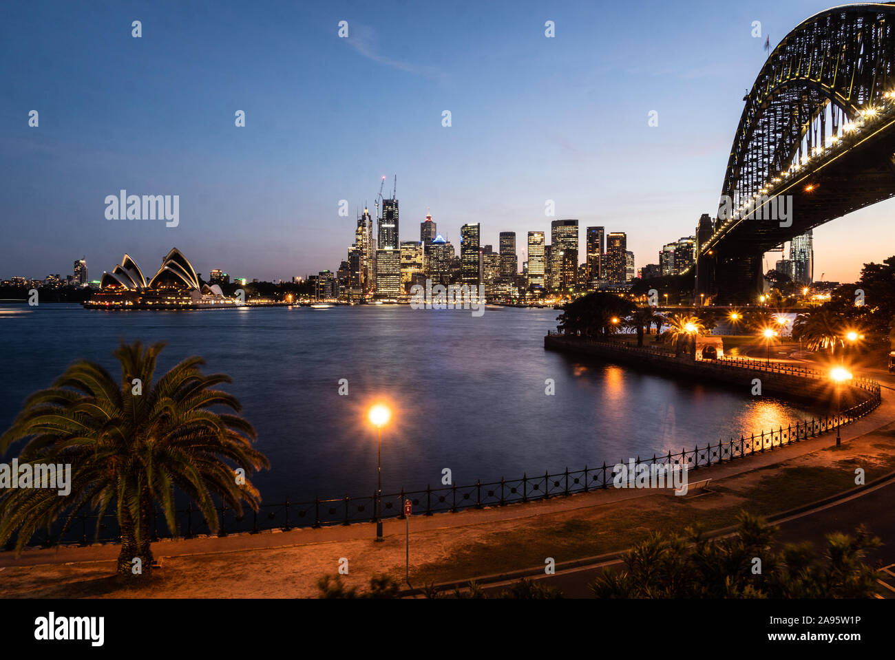 Crepuscolo mozzafiato sulla famosa baia di Sydney con il porto, Opera House di Sydney e il Sydney quartiere centrale dall'area di Kirribilli a Sydney in Australia l Foto Stock