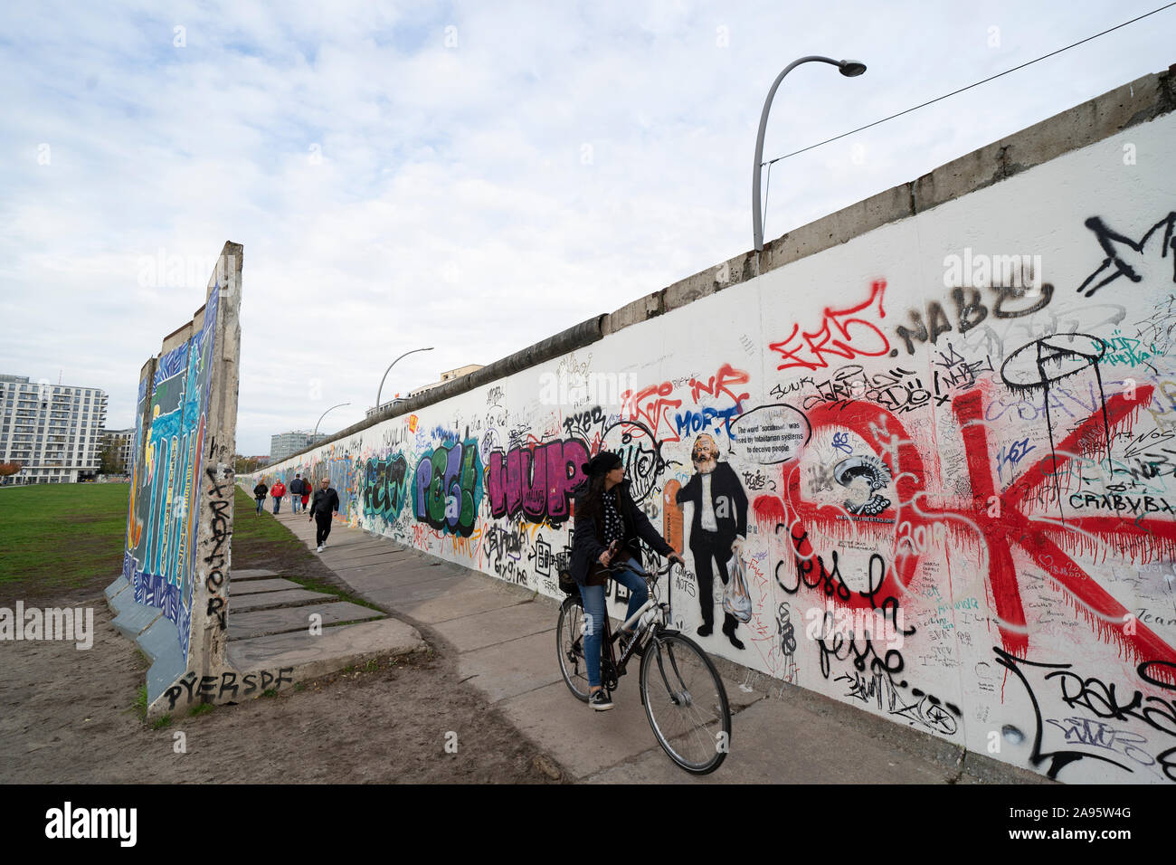 Muro di Berlino a East Side Gallery a Friedrichshain , Berlino, Germania Foto Stock