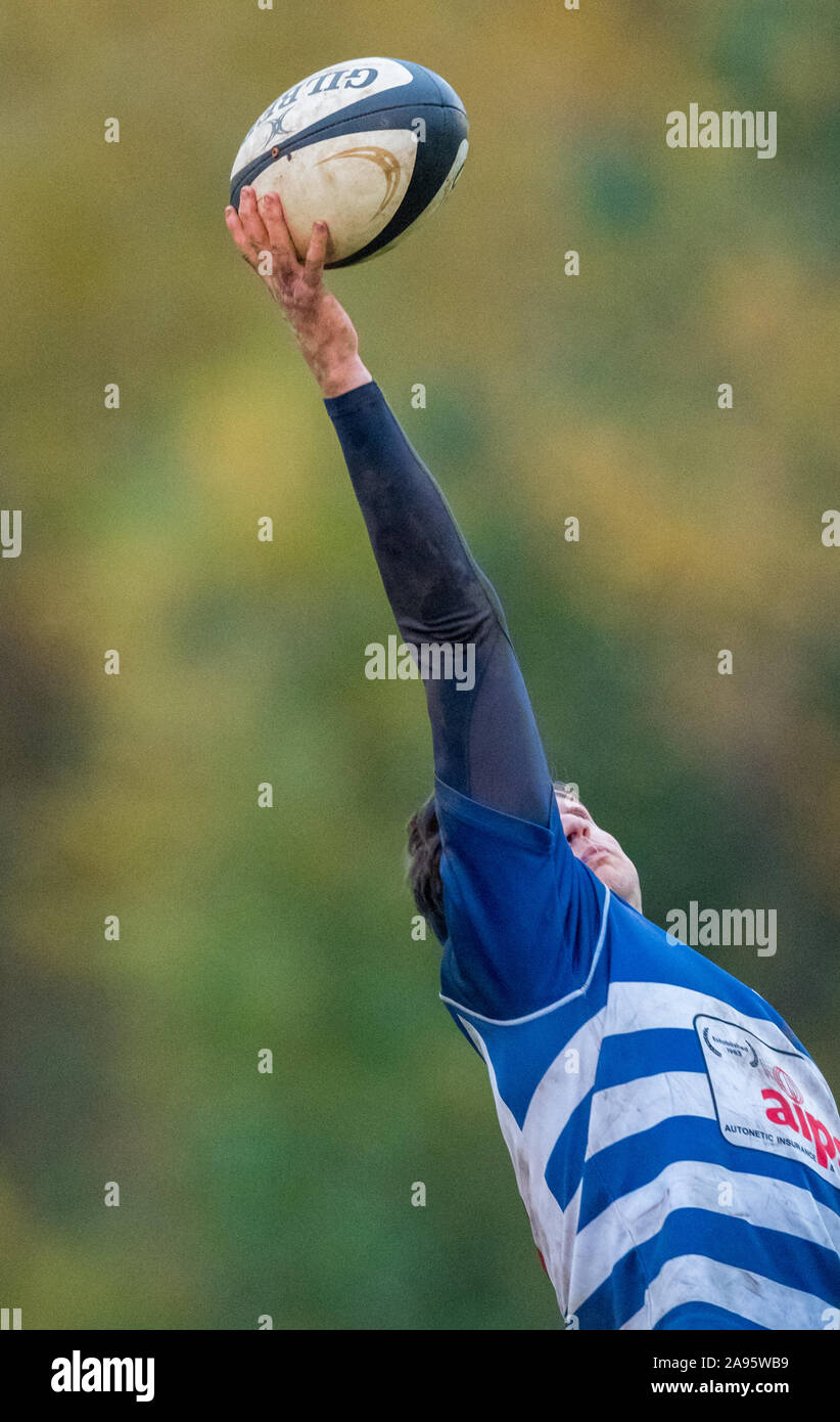 Amatoriale maschile rugby union giocatori di prendere una line-out. Foto Stock