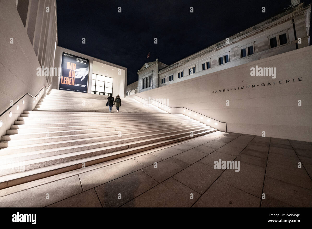Vista notturna di esteriore di James Simon Galerie presso il Museo Island , Museumsinsel nel quartiere Mitte di Berlino, Germania, architetto David Chipperfield. Foto Stock