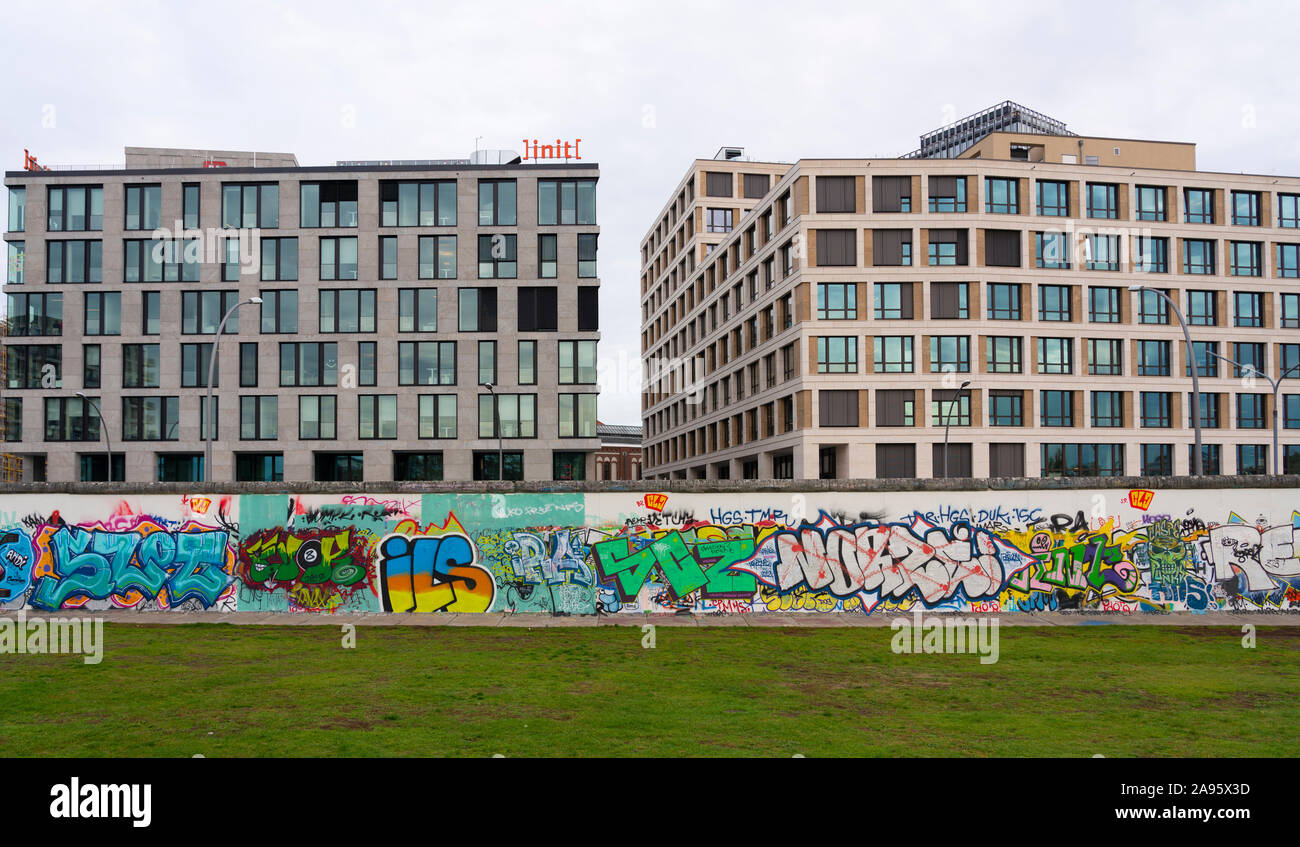 Muro di Berlino a East Side Gallery a Friedrichshain , Berlino, Germania Foto Stock