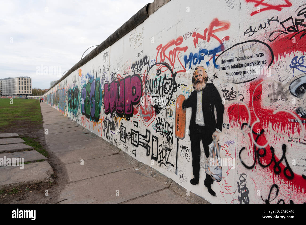 Muro di Berlino a East Side Gallery a Friedrichshain , Berlino, Germania Foto Stock
