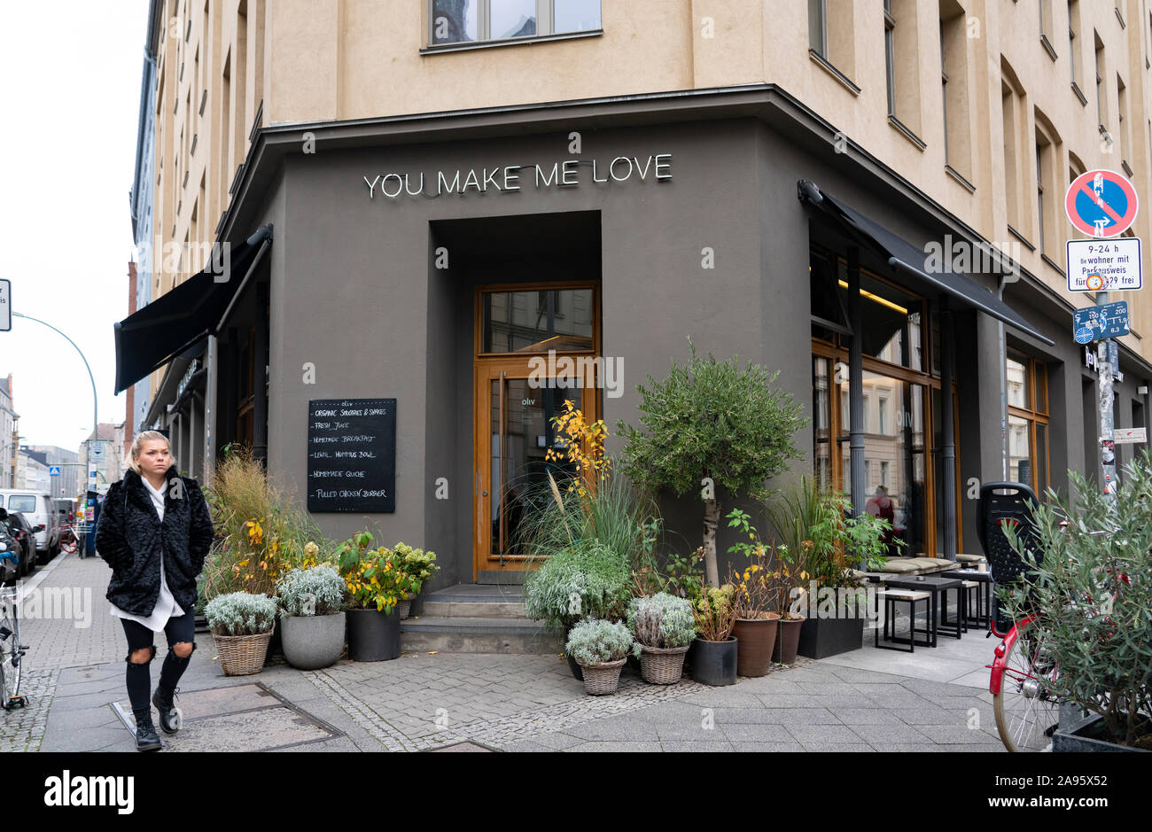 Oliv cafe nel trendy quartiere Mitte di Berlino, Germania Foto Stock