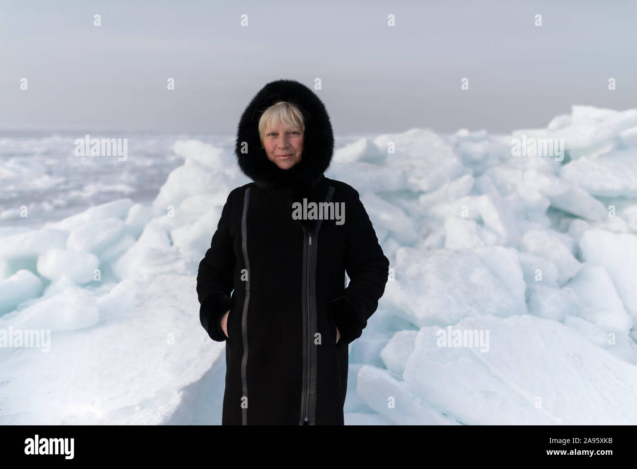 Inverno ritratto di una bella donna di mezza età in una pelliccia. Foto Stock