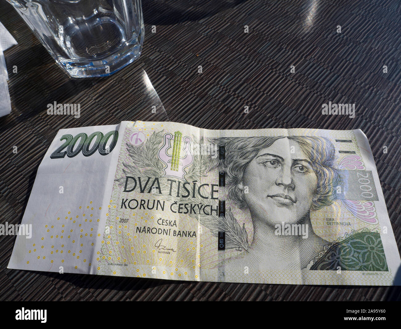 2000 korun Cech, valuta locale pronto per il disegno di legge in un ristorante di Praga, Repubblica Ceca Foto Stock