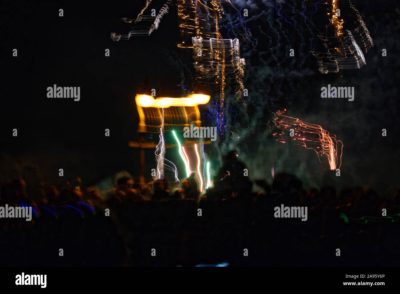 Un pubblico di fuochi d'artificio a Lindfield nel West Sussex, in Inghilterra, Regno Unito. Evento annuale per contrassegnare Guy Fawkes notte o notte dei falò. Foto Stock