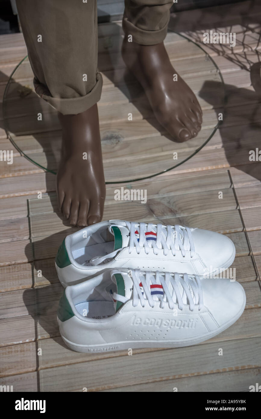 Viseu / Portogallo - 04 16 2019: Vista della collezione tennis sul display in vetrina di articoli sportivi store e un piede manichino Foto Stock