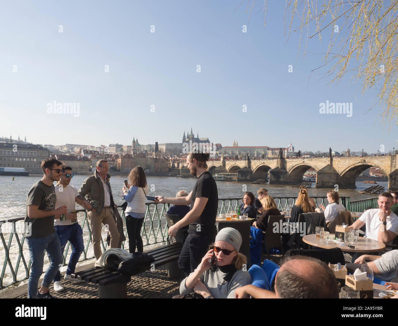 Ristorante Lávka accanto alla Smetana Museum ha aperto il servizio con vista sul Ponte Carlo un punto di riferimento a Praga Repubblica Ceca Foto Stock