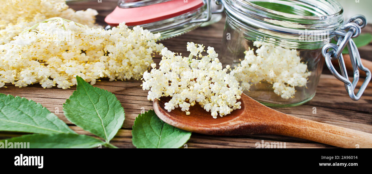 Cucinare con i fiori di sambuco e strumenti Foto Stock