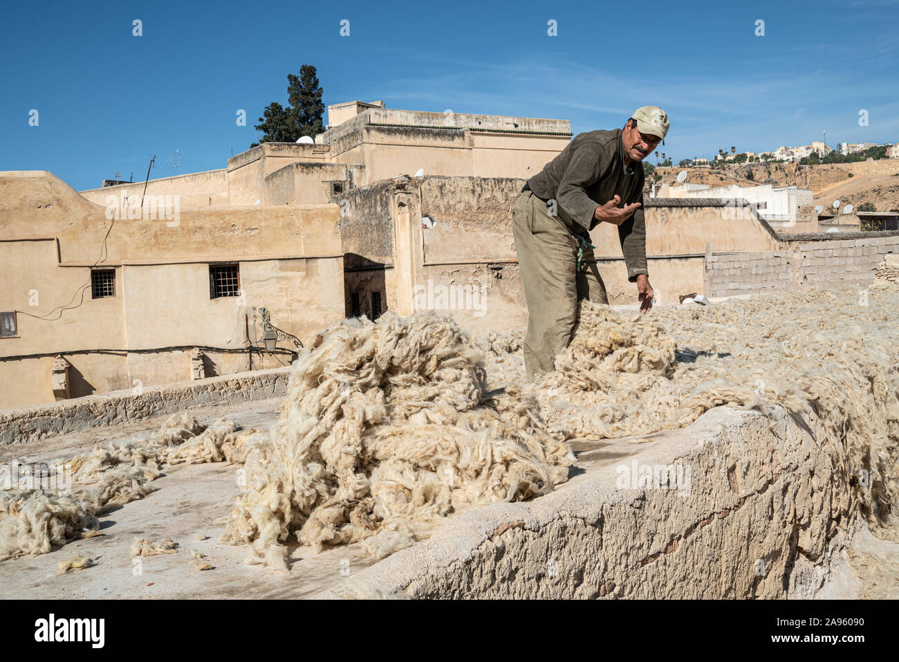 Fez, in Marocco. Il 9 novembre 2019. Un laboratorio per le operazioni di lavaggio e di asciugatura e la tintura di lana Foto Stock