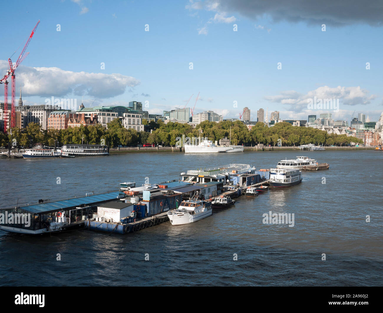 Traffico fluviale e il Victoria Embankment platani attraverso il fiume Tamigi dal Southbank, Londra centrale Foto Stock