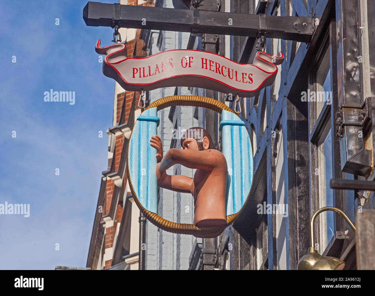 Londra, Soho. Il suggestivo pub segno della storica "colonne d'Ercole" in greco Street. Celebrata in circoli letterari; ora re-denominato 'Bar Hercules.". Foto Stock