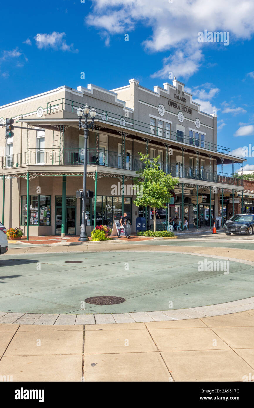DeLand Opera House esterno dell'edificio costruito nel 1910 su N Woodland Blvd DeLand Florida, ora convertito in un edificio di appartamenti. Foto Stock