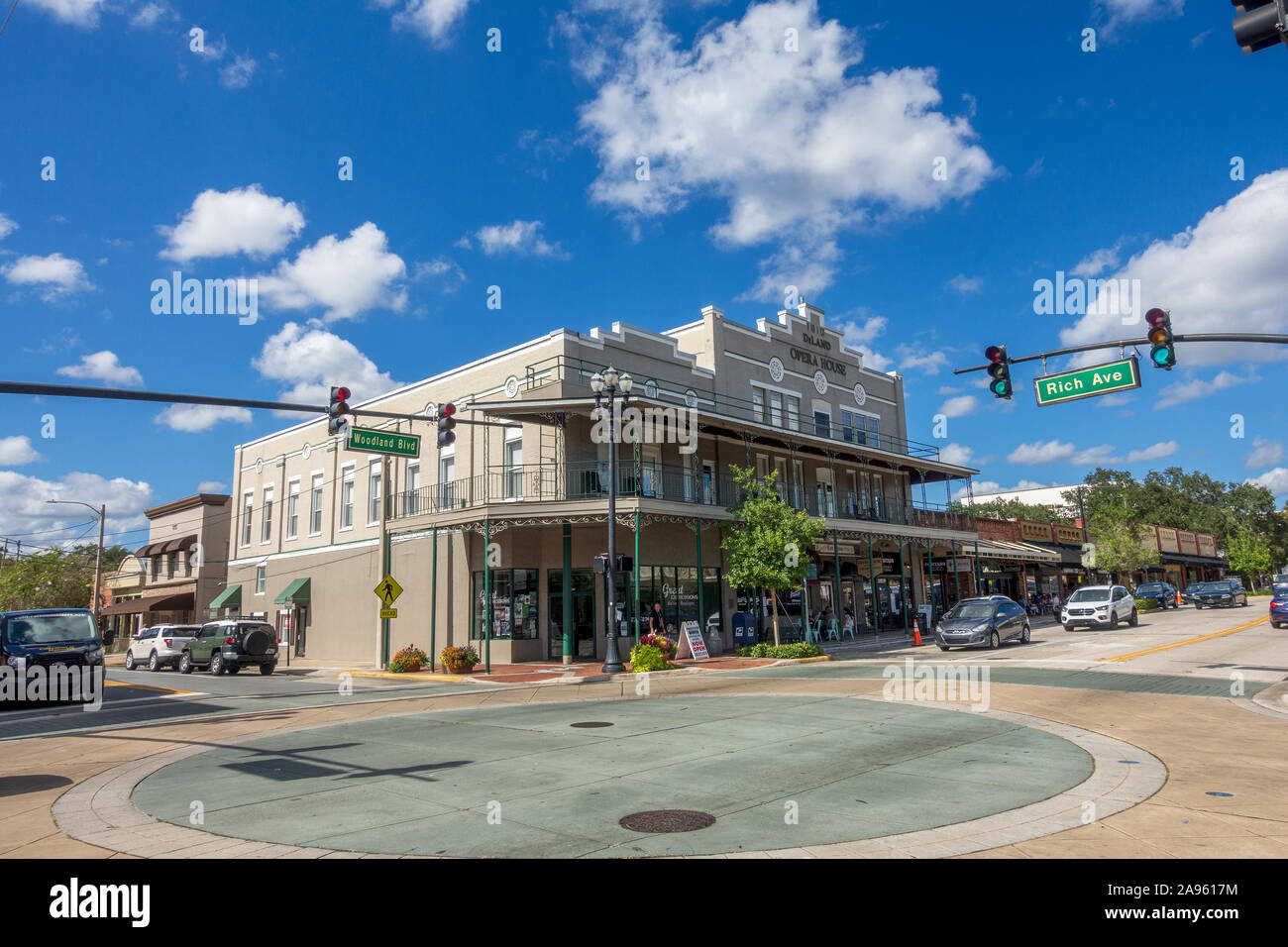 DeLand Opera House esterno dell'edificio costruito nel 1910 su N Woodland Blvd DeLand Florida, ora convertito in un edificio di appartamenti. Foto Stock