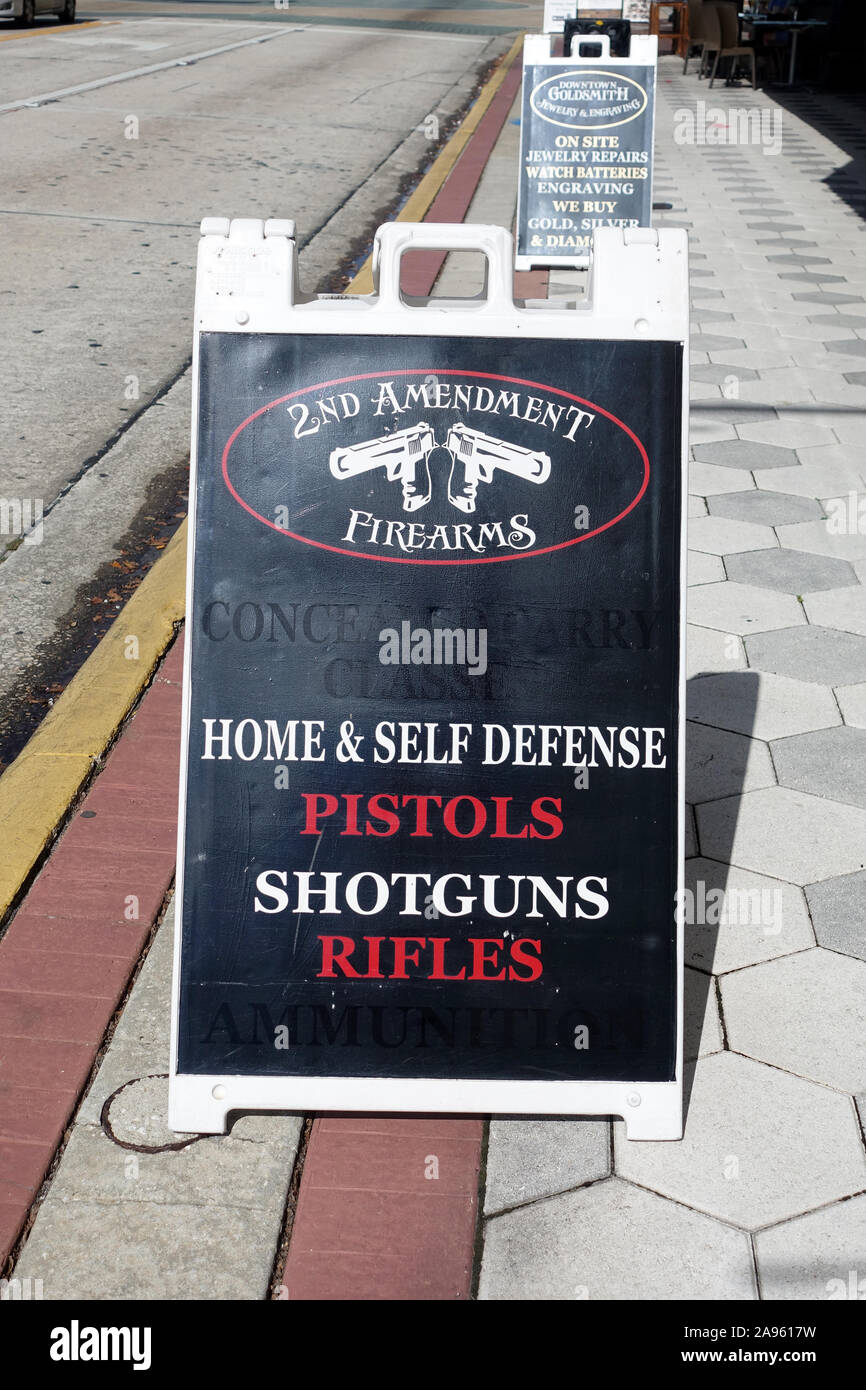 Una pistola Store segno sul marciapiede marciapiede per il secondo emendamento di armi da fuoco In DeLand Florida USA Foto Stock