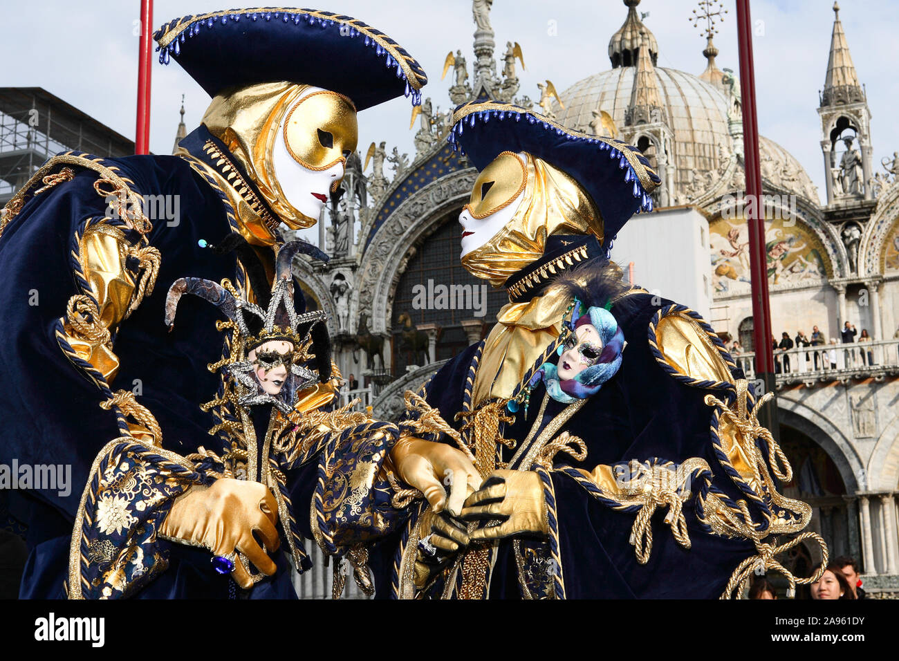 Venezia, Italia, 5 Febbraio 2008: un giovane vestito di elaborare Venetian costumi e maschere in Piazza San Marco a Venezia, Italia. Foto Stock