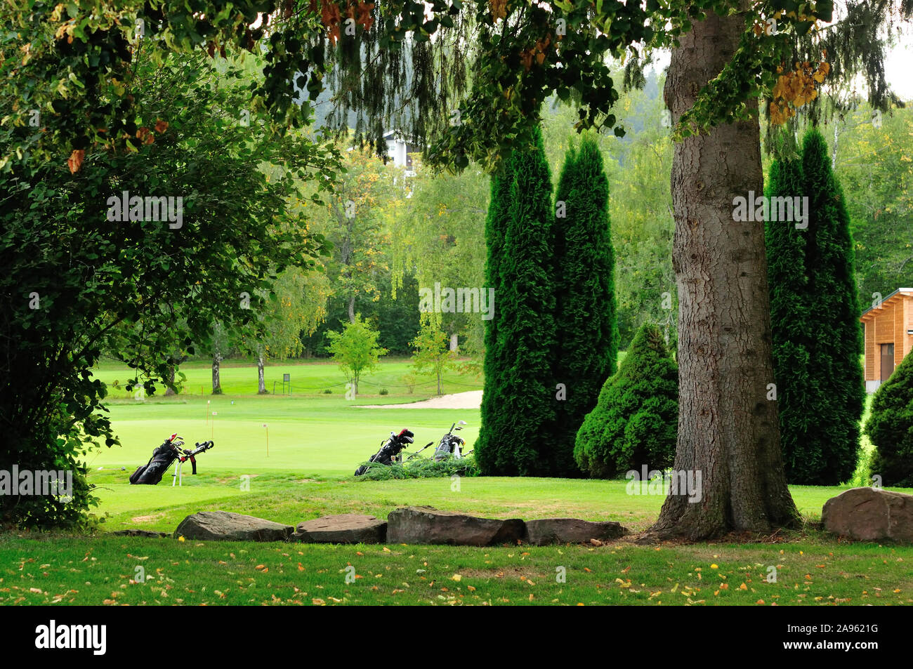 Campo da golf con i giocatori in primavera Foto Stock