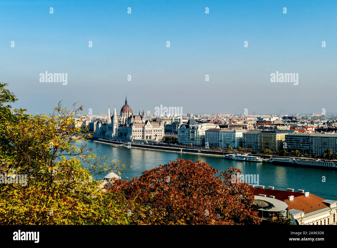 Una vista di Pest sul Danubio da castle hill, Buda, mostrando l'edificio del Parlamento e la cupola della cattedrale.a Budapest Ungheria. Foto Stock