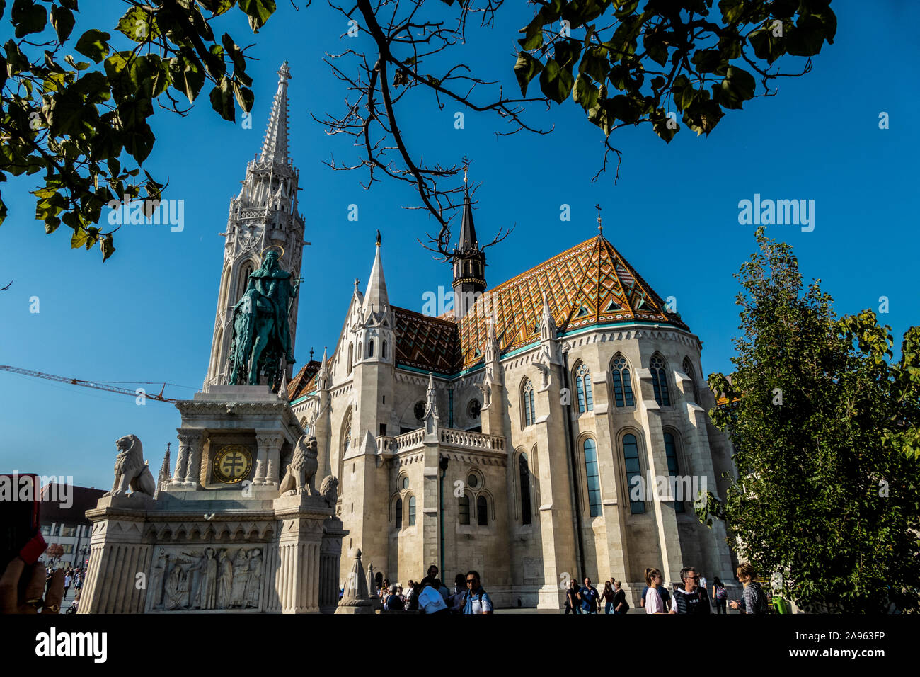 La duecentesca chiesa di San Mattia a Buda, Budapest mostra islamica di piastrelle in mosaico sul tetto. Foto Stock