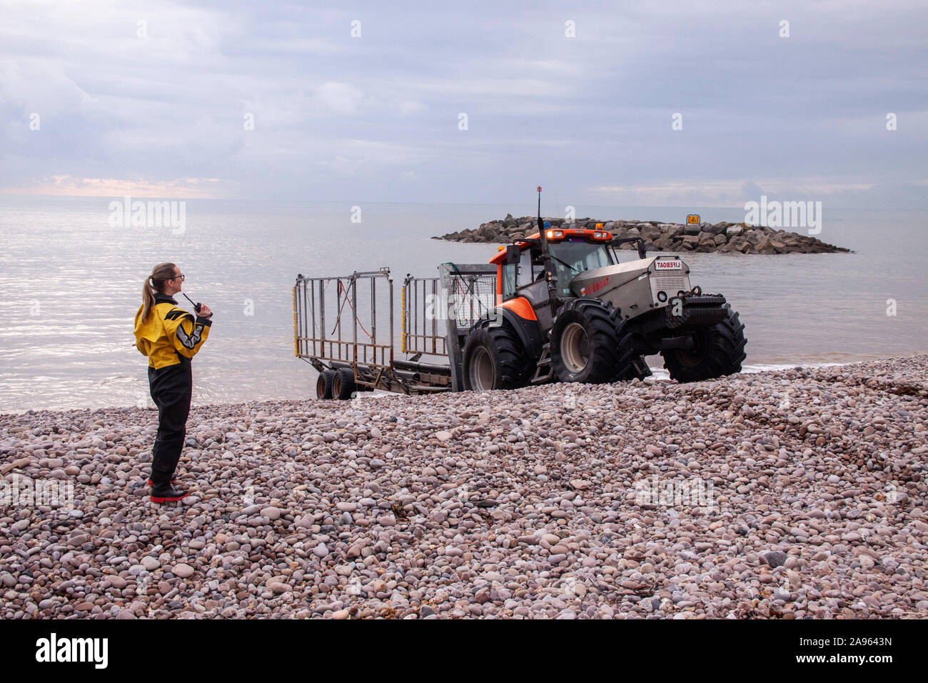 Sidmouth scialuppa di salvataggio è un servizio indipendente finanziato dalla città e il mezzo di salvataggio è lanciato da un trattore speciale. Foto Stock