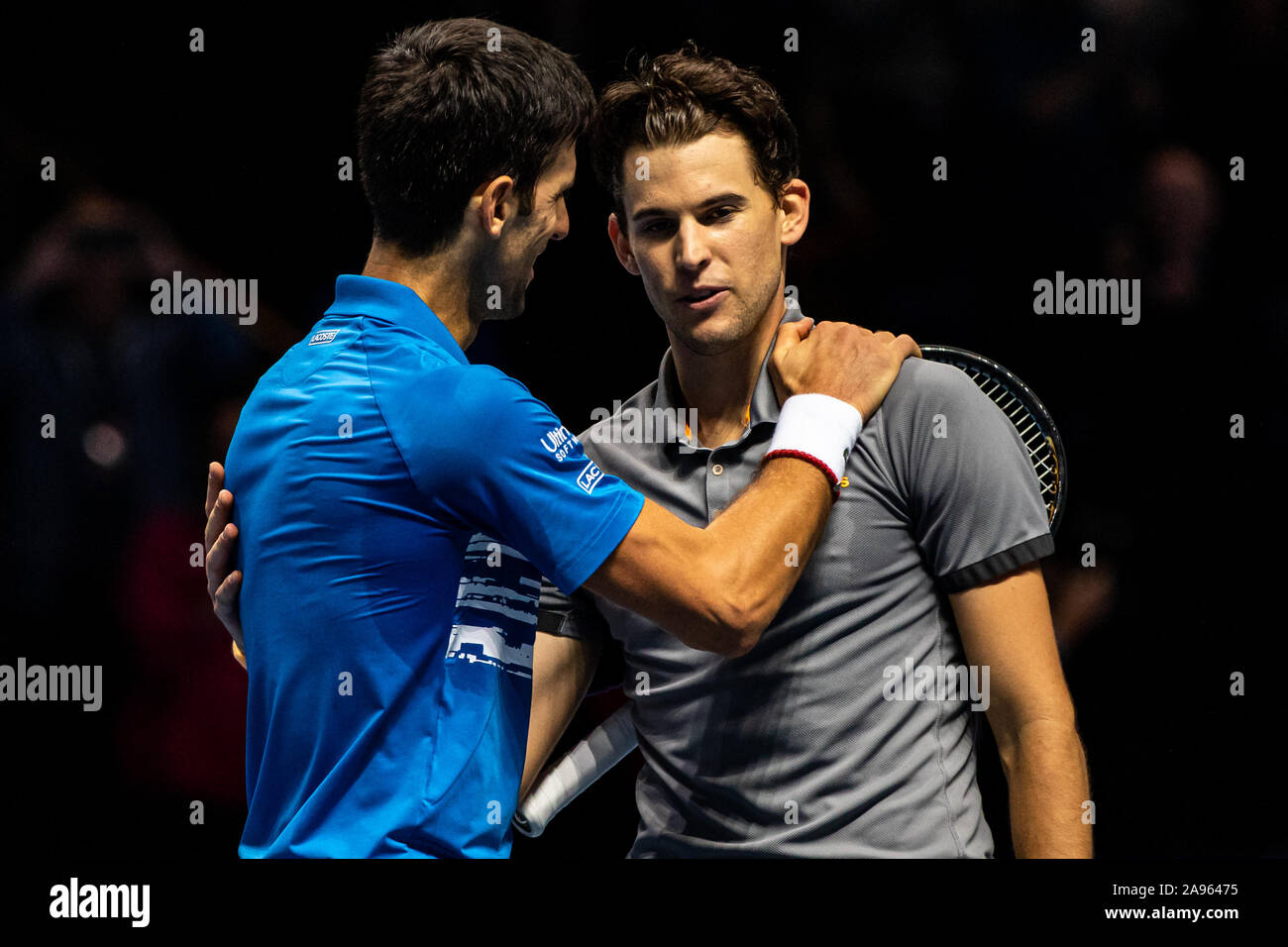 Novak Djokovic di Serbia e Dominic Thiem dell'Austria il giorno 4 della Nitto ATP World Tour Finals presso l'Arena O2 il 12 novembre 2019 a Londra, Inghilterra Foto Stock