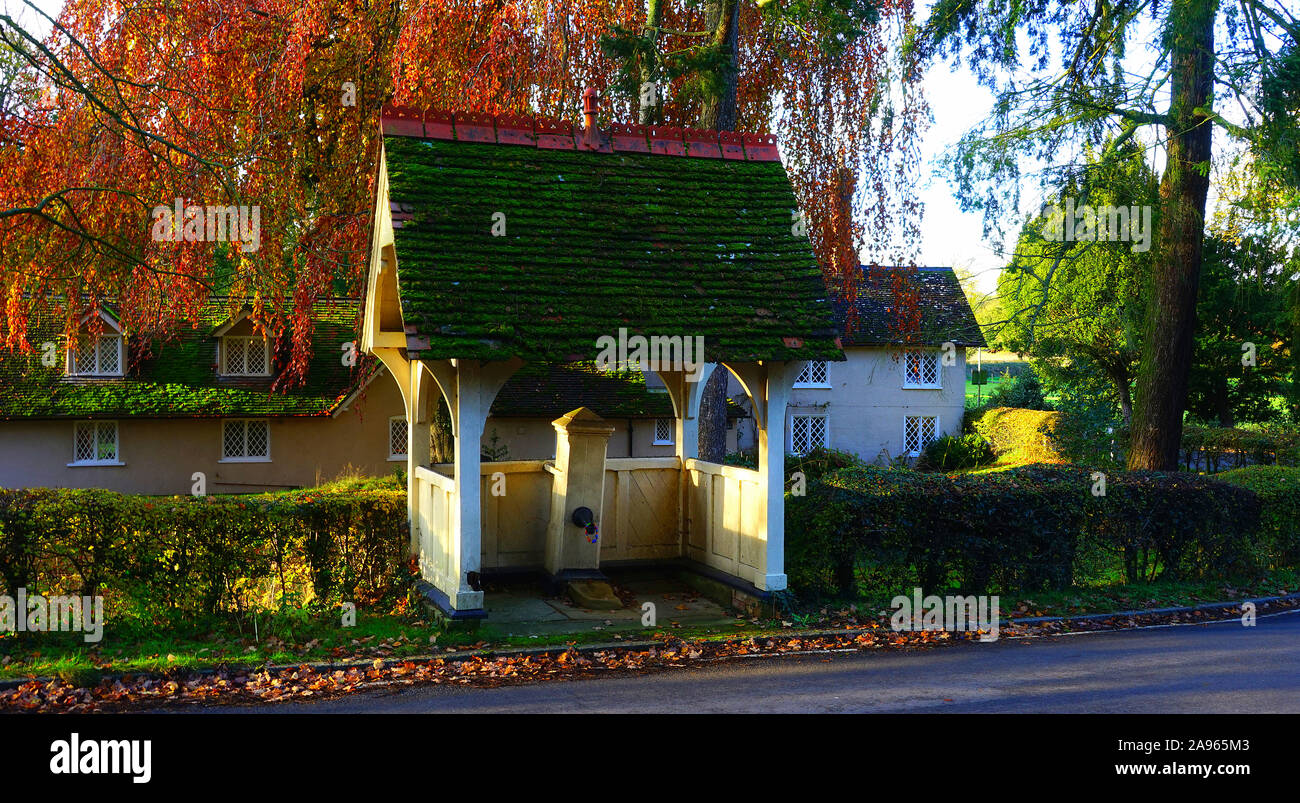 La vecchia pompa del villaggio di Old Warden, Bedfordshire Foto Stock