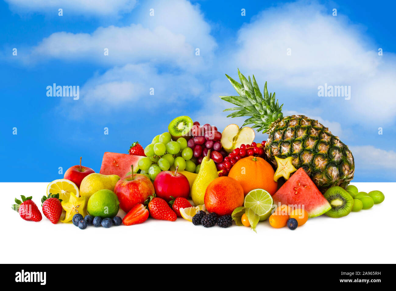 Selezione dei frutti contro uno sfondo bianco e cielo Foto Stock