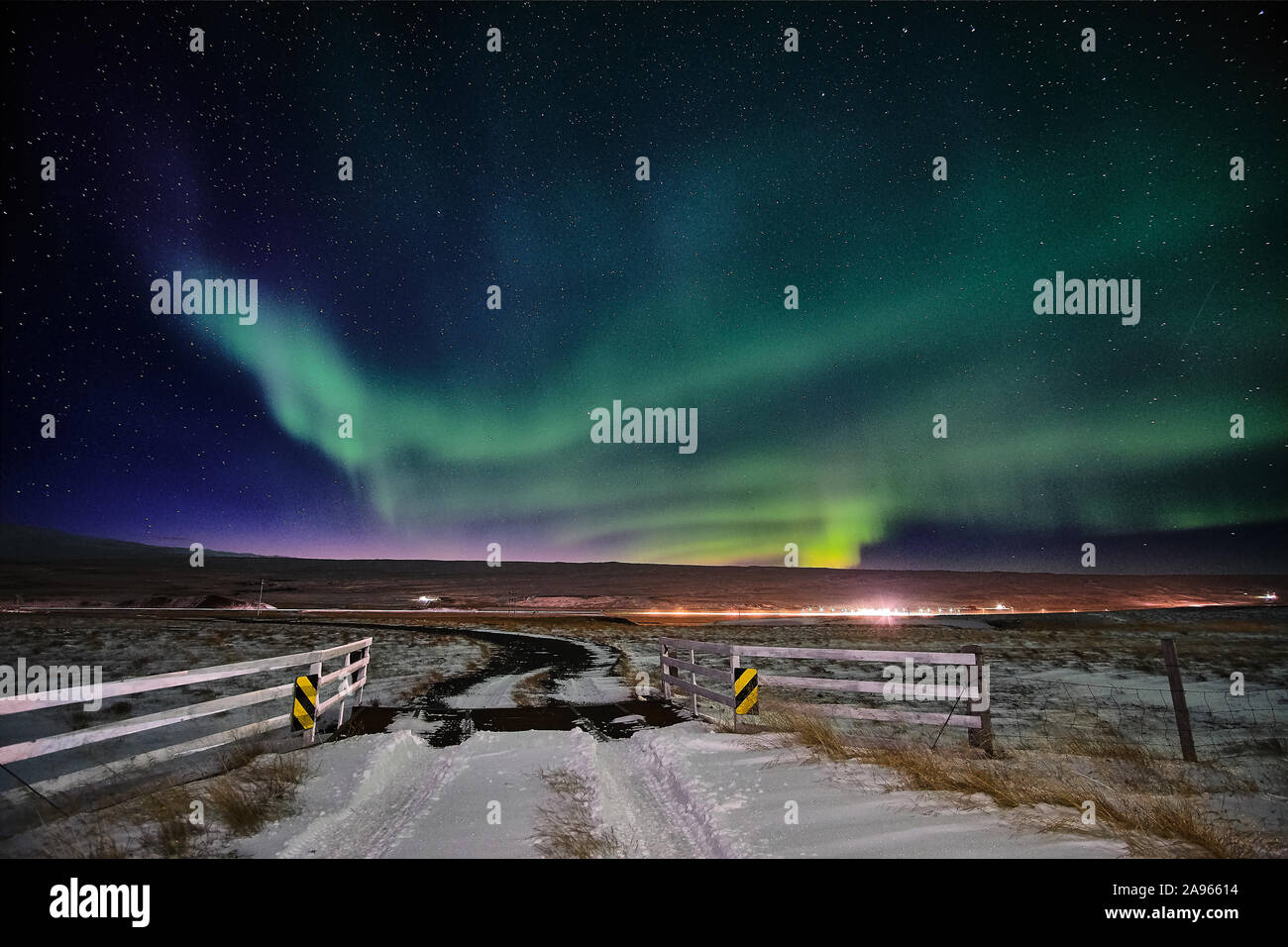Aurora Boreale in paesaggio islandese con la neve Foto Stock