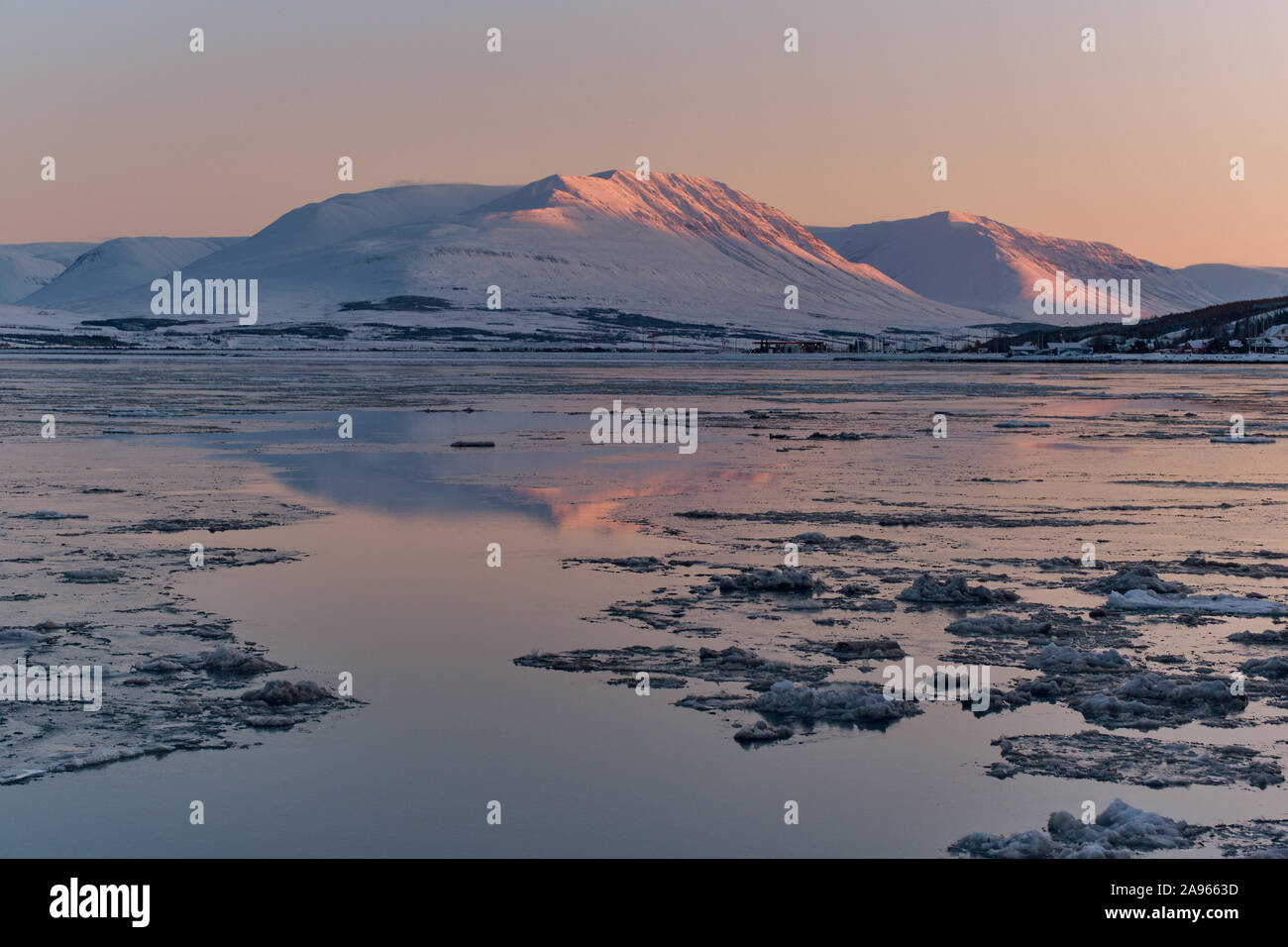 Paesaggio islandese tramonto montagne innevate Foto Stock
