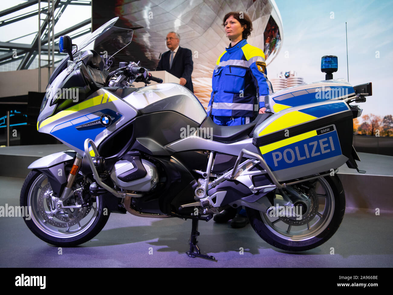 Monaco di Baviera, Germania. Xiii Nov, 2019. Joachim Herrmann (CSU), il ministro bavarese dell'Interno, parla al momento della consegna di cinque nuove forze di polizia (motocicli BMW R 1250 RT). In futuro le motociclette offrirà gli ufficiali di polizia la massima sicurezza possibile e sarà automatico per il controllo della stabilità e uno speciale sistema di frenatura. Credito: Sven Hoppe/dpa/Alamy Live News Foto Stock