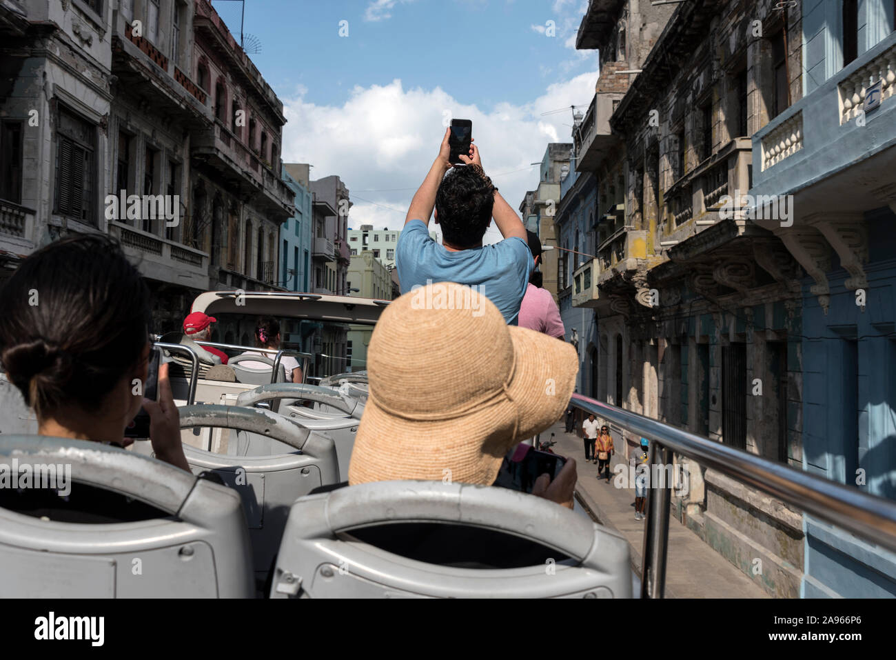 Sul bordo di un hop-on bus, su un bus tour in giro per le strade di l'Avana a Cuba. Foto Stock