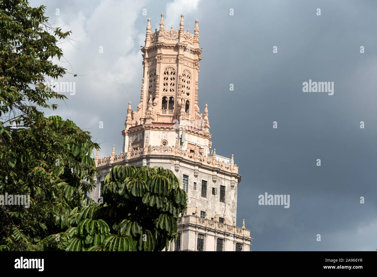 L'Art Deco di 1920s tower è la ETECSA - società di telecomunicazioni di Cuba (Empresa de Telecomunicaciones de Cuba S.A). Si tratta di un governo owne Foto Stock