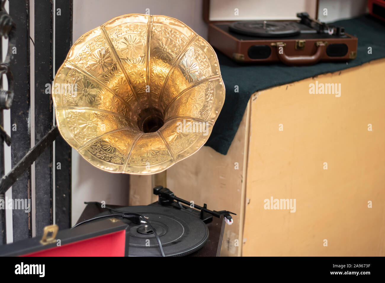 Balat, Turchia - Ottobre-16,2019: i negozi che vendono prodotti di antiquariato in negozi di antiquariato per le strade di Balat. Vecchio grammofono posto nella parte anteriore del street Foto Stock