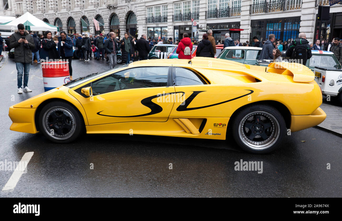 Vista laterale di un 1997, giallo Lamborghini Diablo Super veloce, sul display a 2019 Regent Street Car Show Foto Stock