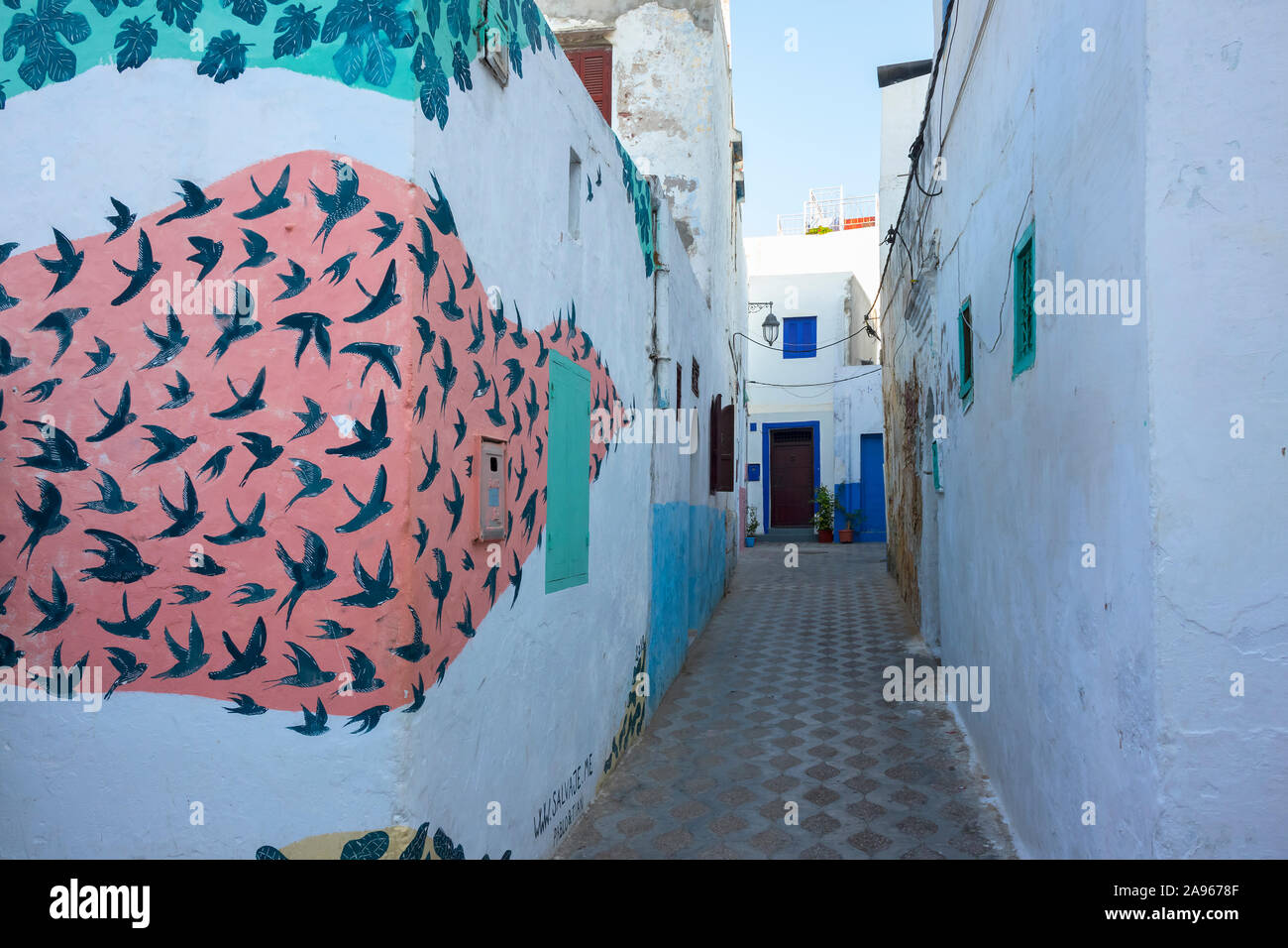 Asilah, Morocco-September 10, 2019: Stretta old street nella Medina di Asilah decorate con arte murale, Marocco Foto Stock