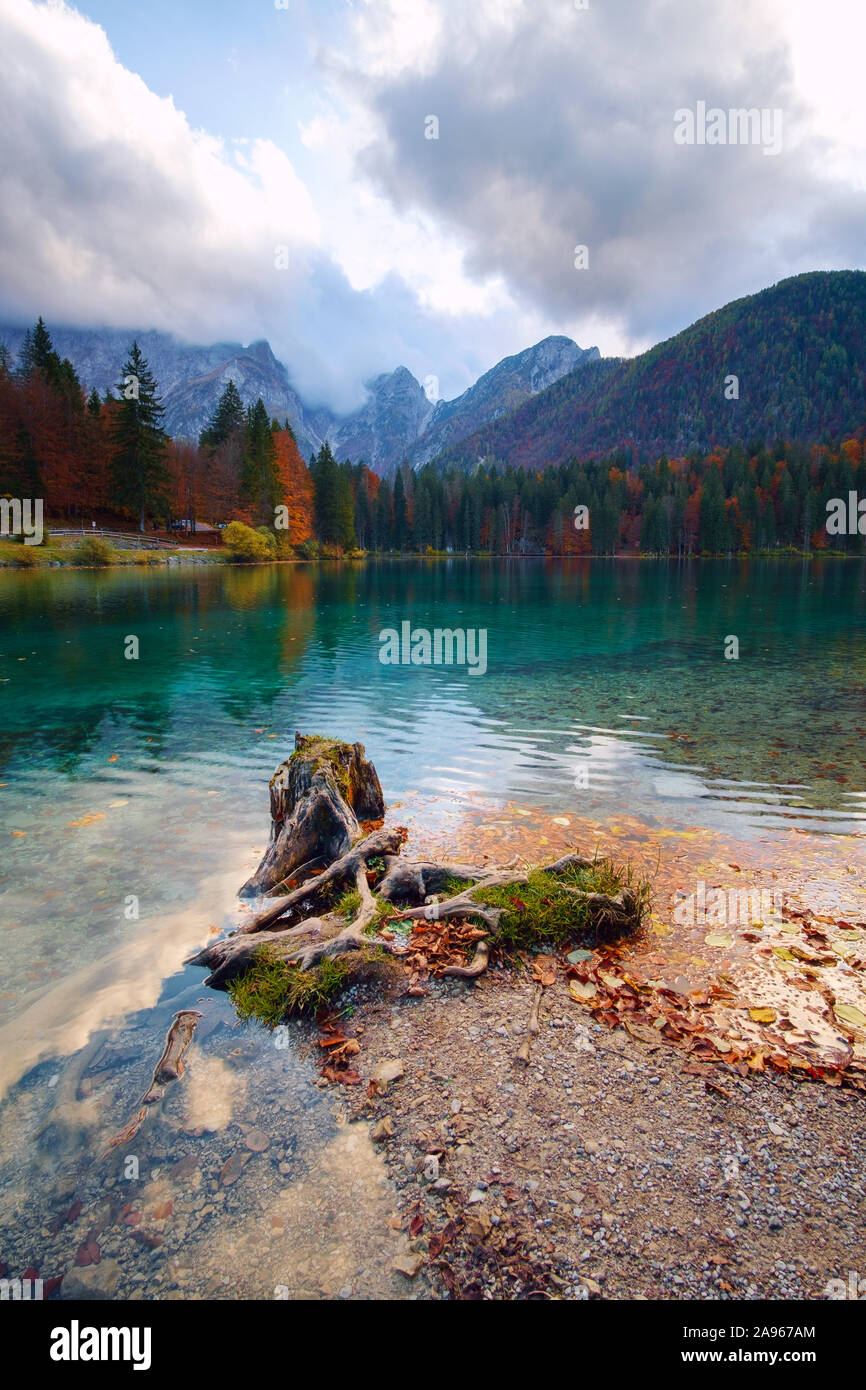 Paesaggio autunnale presso il lago di Fusine - Lago di Fusine-lago di montagna nel nord Italia nelle Alpi. Foto Stock