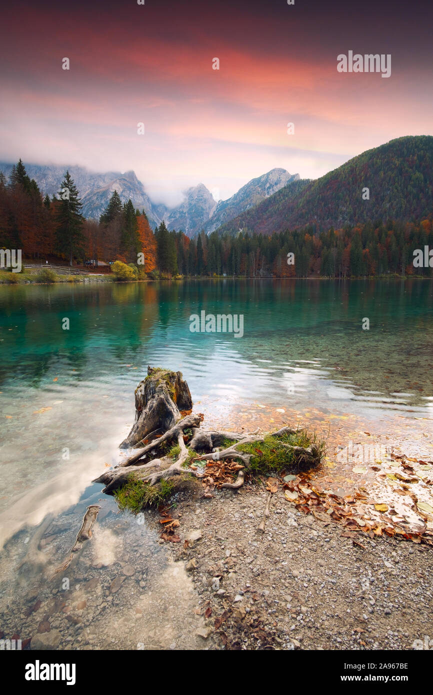 Paesaggio autunnale presso il lago di Fusine - Lago di Fusine-lago di montagna nel nord Italia nelle Alpi. Foto Stock