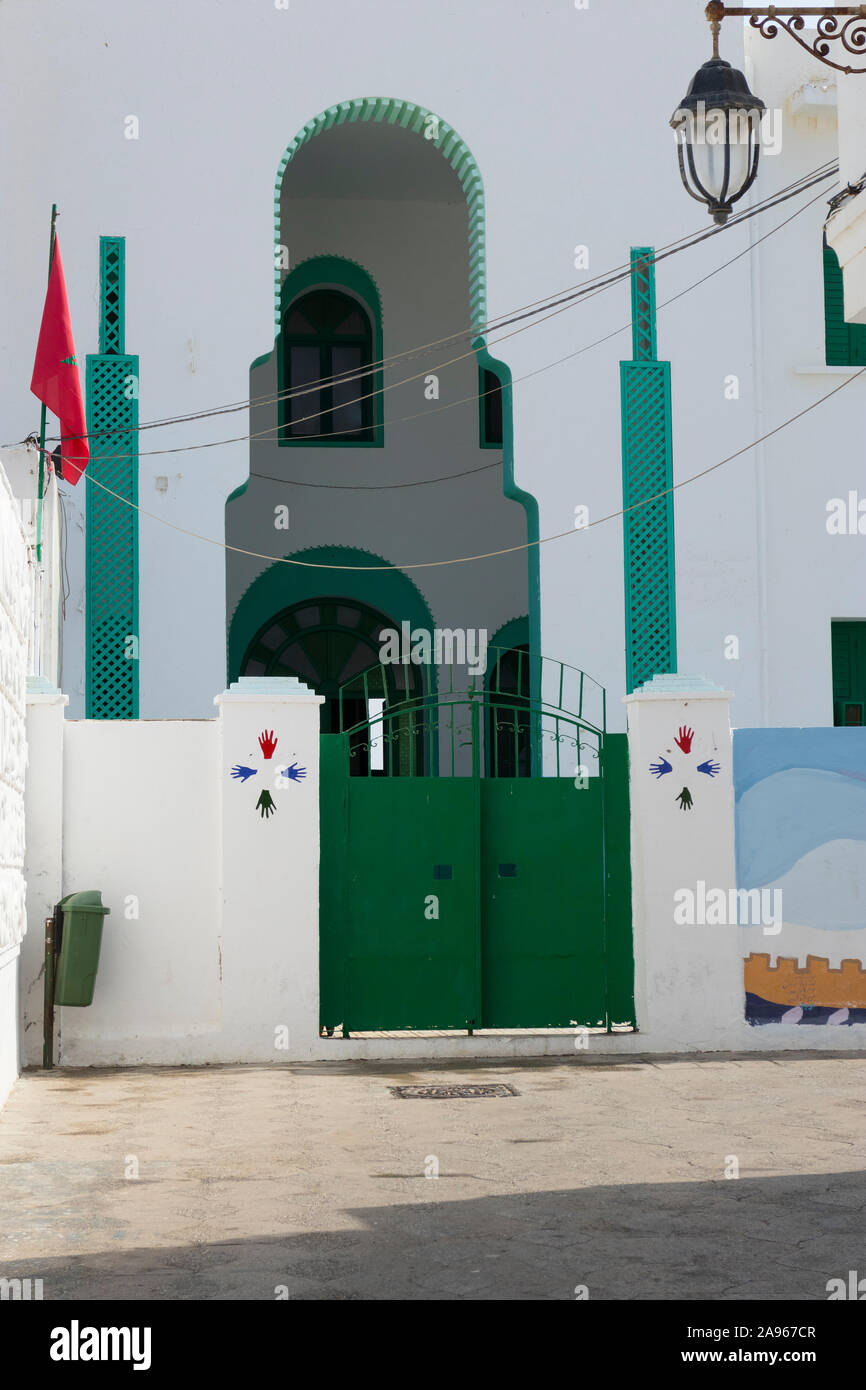 Asilah, Morocco-September 10, 2019: cancello di ingresso dell edificio scolastico decorate con arte murale nella Medina di Asilah, Marocco Foto Stock