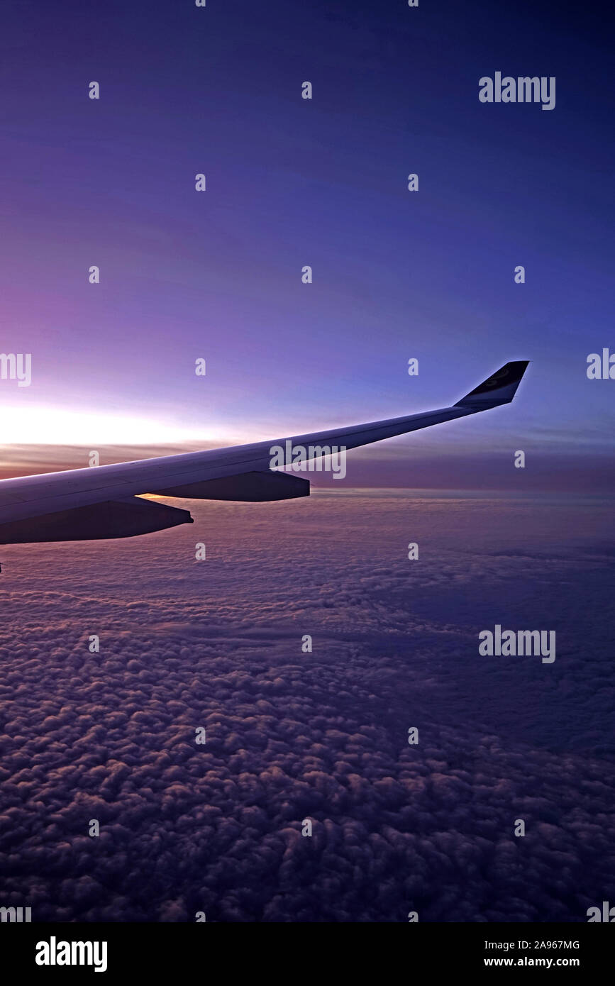 Il piano, ala di aeroplano, nuvole, gradiente cielo dalla vista aerea Foto Stock