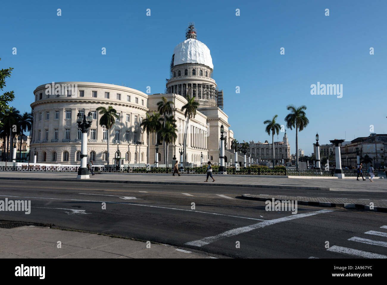 Teli di plastica che coprono la cupola di El Capitolio - Assemblea Nazionale del potere dei popoli (Campidoglio Nazionale) a l'Avana, Cuba. Foto Stock