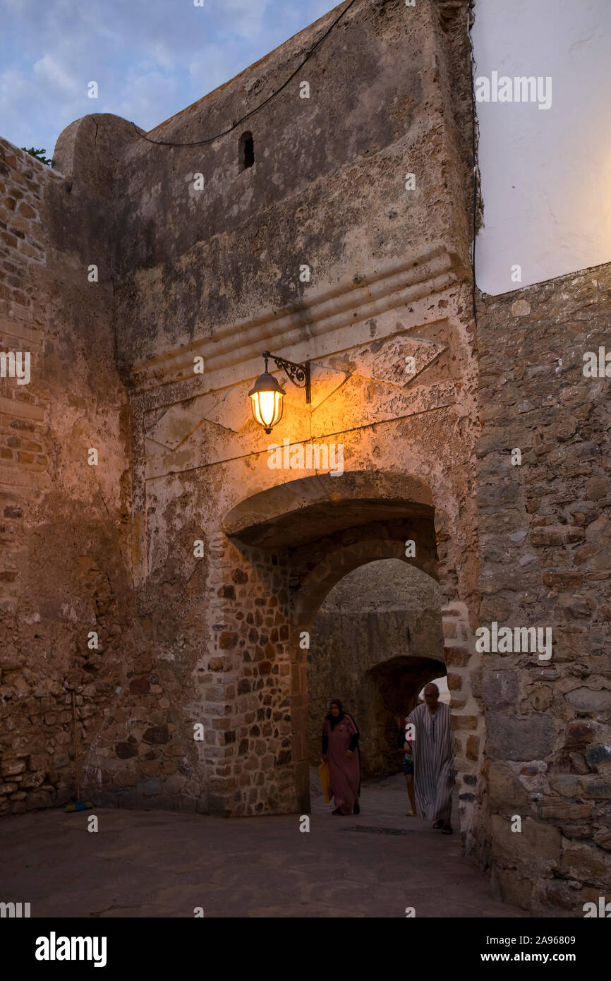 Asilah, Morocco-September 10, 2019: cancello di ingresso nel bastione a Medina del villaggio Asilah al crepuscolo, Marocco Foto Stock