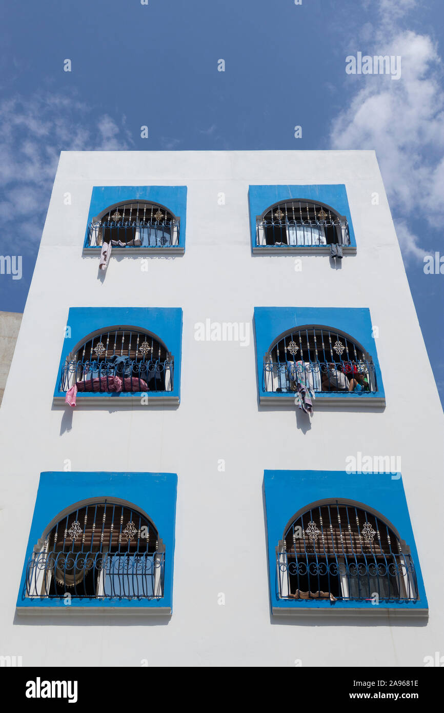 Asilah, Morocco-September 10, 2019: Appartamenti con design marocchino windows e ringhiera metallica in Asilah, Marocco Foto Stock